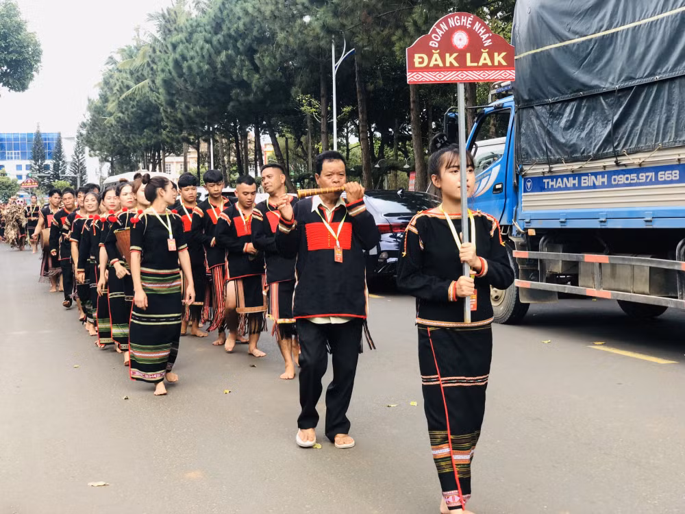 ron rang le hoi duong pho chao mung festival van hoa cong chieng tay nguyen hinh 1