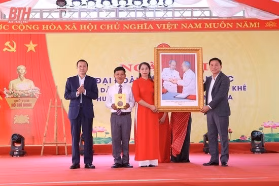 pho thu tuong chinh phu tran luu quang chung vui ngay hoi dai doan ket toan dan toc tai tinh thanh hoa hinh 2