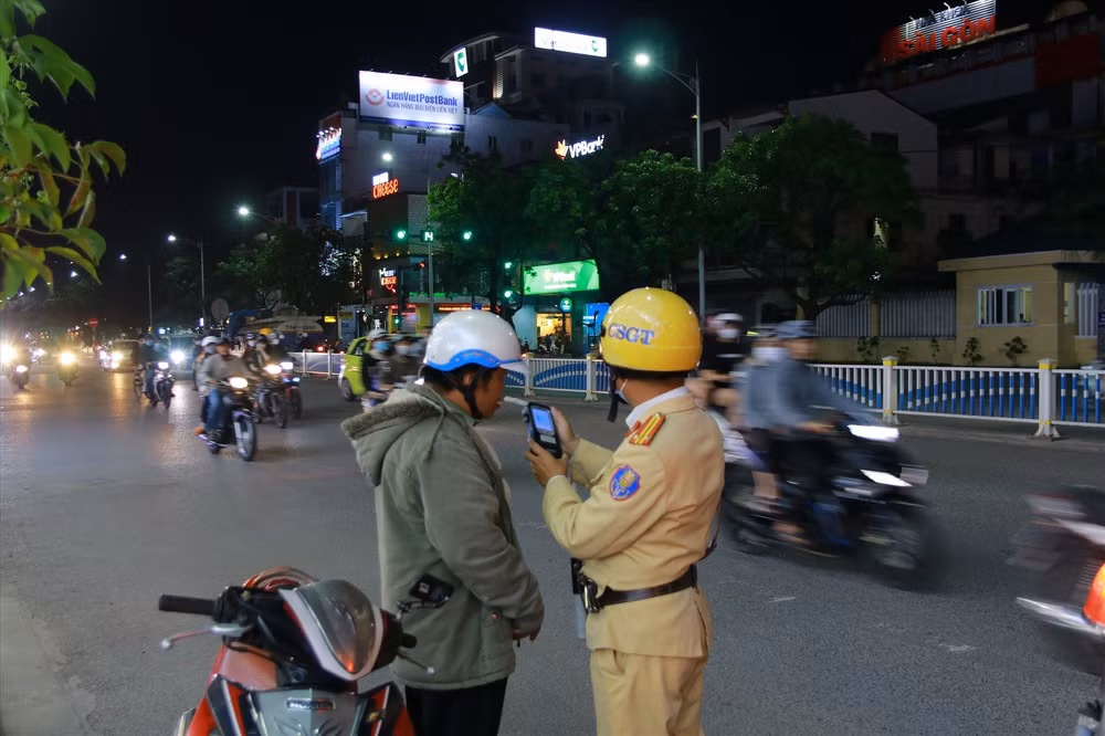 cung co ho so xu ly doi tuong can canh sat giao thong khi bi yeu cau do nong do con hinh 1