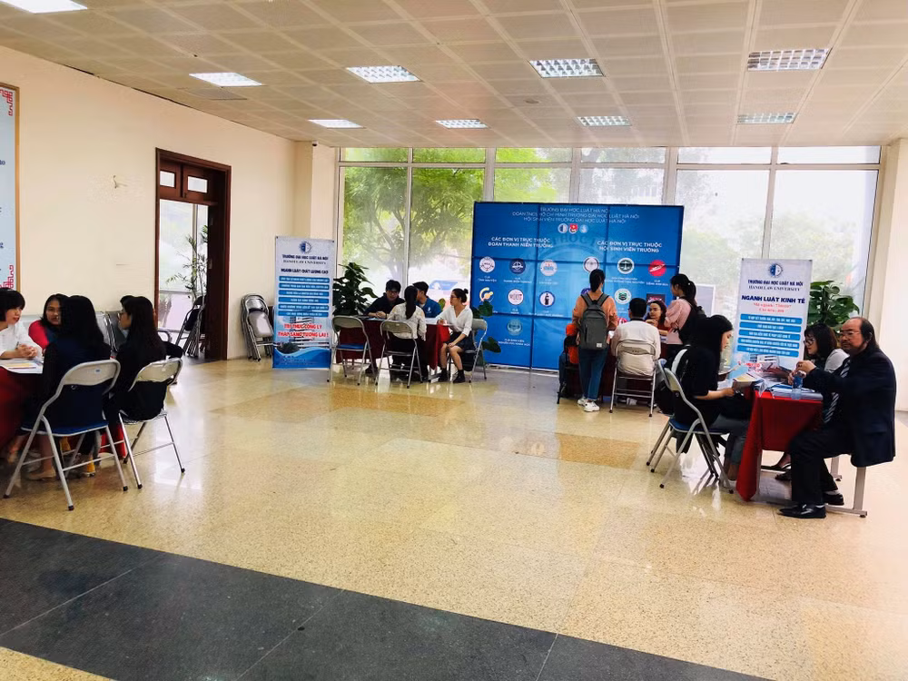 Ngày hội tư vấn tuyển sinh - hướng nghiệp năm 2019 của Đại học Luật Hà Nội đã thu hút được sự quan tâm của nhiều người