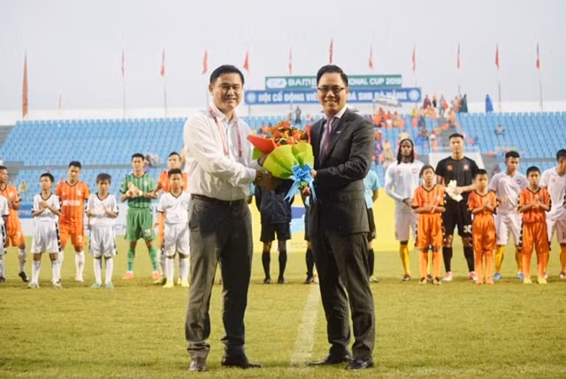 Ông Trần Anh Tú - Chủ tịch HĐQT, Tổng Giám đốc Công ty VPF (bên trái) và ông Đặng Tất Thắng - Phó Chủ tịch thường trực Hãng hàng không Bamboo Airways chính thức khai mạc Giải bóng đá Cúp Quốc gia - Bamboo Airways 2019