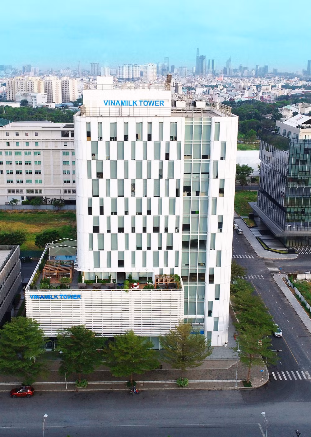 Tòa nhà Vinamilk với khu vực sân vườn, hồ bơi được thiết kế ngoài trời dành cho nhân viên
