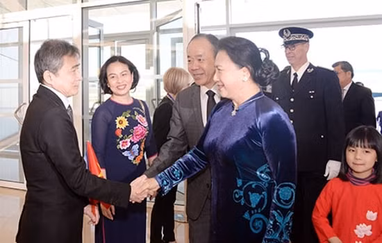 Cộng đồng người Việt tại Pháp đón Chủ tịch Quốc hội Nguyễn Thị Kim Ngân tại sân bay Orly. Ảnh: ĐBND