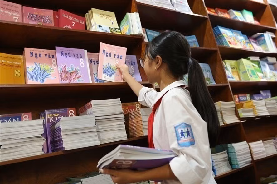 Sách giáo khoa từ lớp 1 đến lớp 12 năm học 2019 - 2020 chính thức tăng giá. Ảnh: Báo LĐ