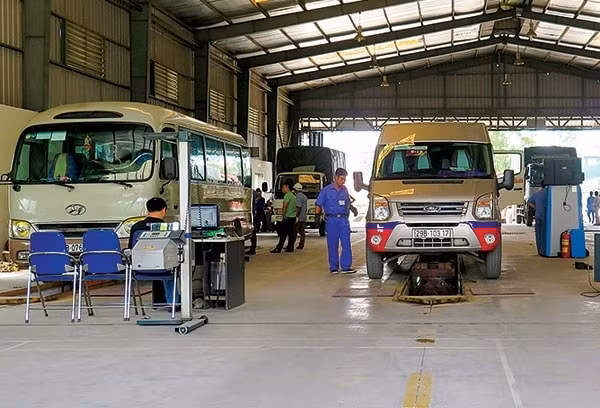 Kiểm định khí thải đối với xe ô tô khách. Ảnh minh họa