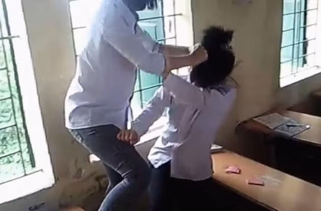 Nữ sinh nữ học sinh lớp 9 Trường THCS Phù Ủng bị bạn đánh (Ảnh cắt từ Video clip)
