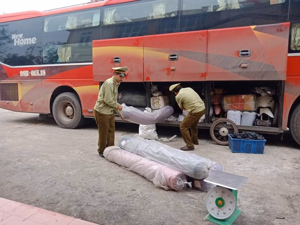 Lực lượng chức năng phát hiện trong thùng xe có chứa 1.153 kg vải các loại không có hóa đơn theo quy định