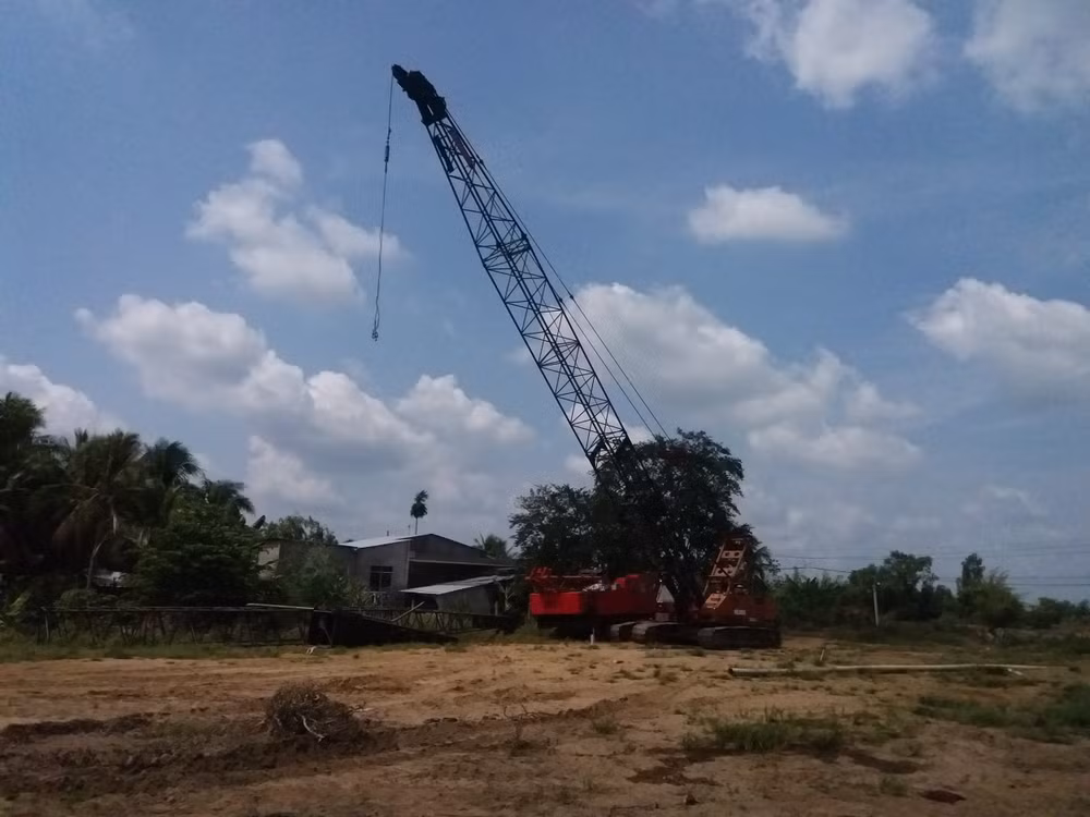 Cần cẩu thi công đường cao tốc sát nhà dân