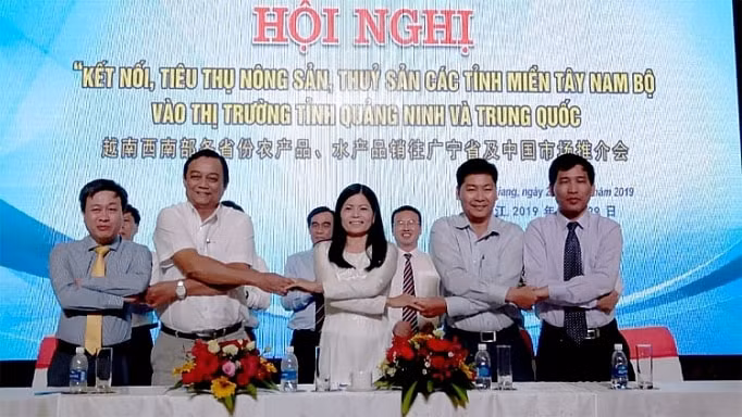Đại diện Sở Công thương các tỉnh Tây Nam Bộ cùng với UBND TP. Móng Cái, tỉnh Quảng Ninh ký kết Biên bản Ghi nhớ hợp tác tiêu thụ nông sản, thủy sản.