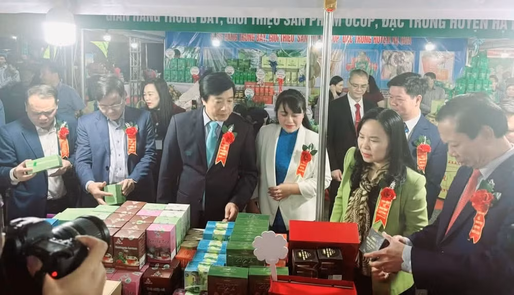 hoi cho thuong mai va san pham ocop phu tho 2025 mo cua co hoi giao thuong quang ba dac san dat to hinh 3