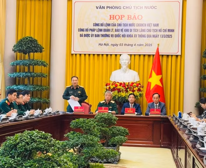 cong bo lenh cua chu tich nuoc ve phap lenh quan ly bao ve khu di tich lang chu tich ho chi minh hinh 1
