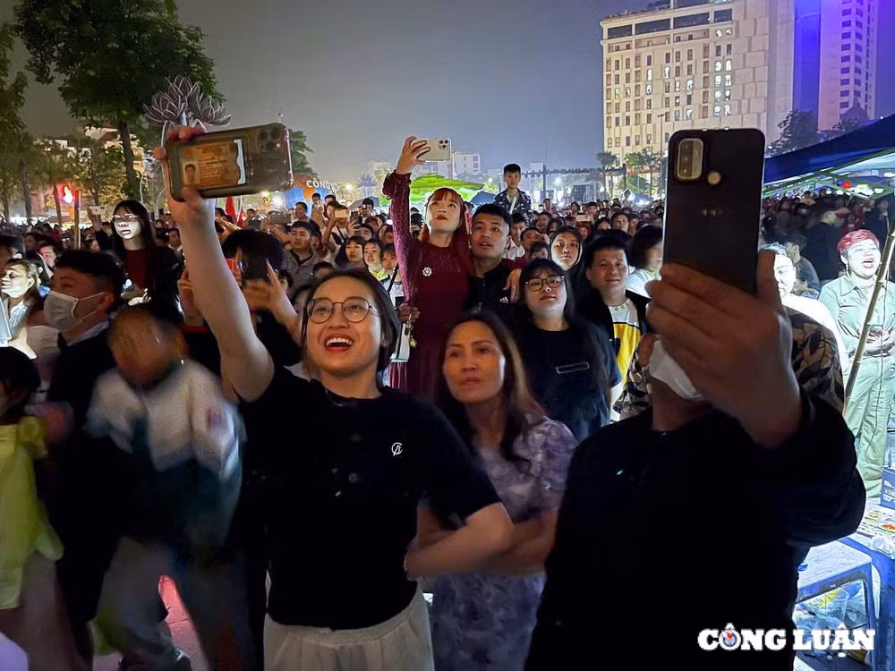hang van nguoi dan man nhan voi man phao hoa chao mung le hoi den hung 2025 hinh 8