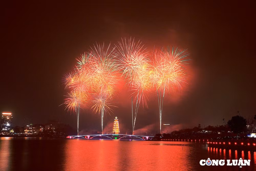 hang van nguoi dan man nhan voi man phao hoa chao mung le hoi den hung 2025 hinh 6