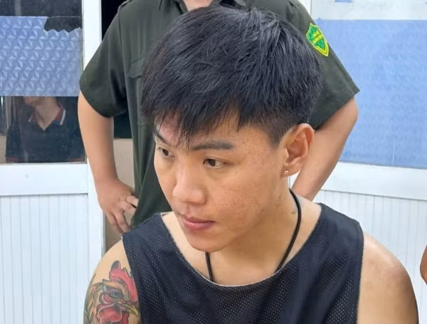 bat doi tuong mua ban gan 16 kg thuoc lac duoc nguy trang hop my pham tui banh keo hinh 1