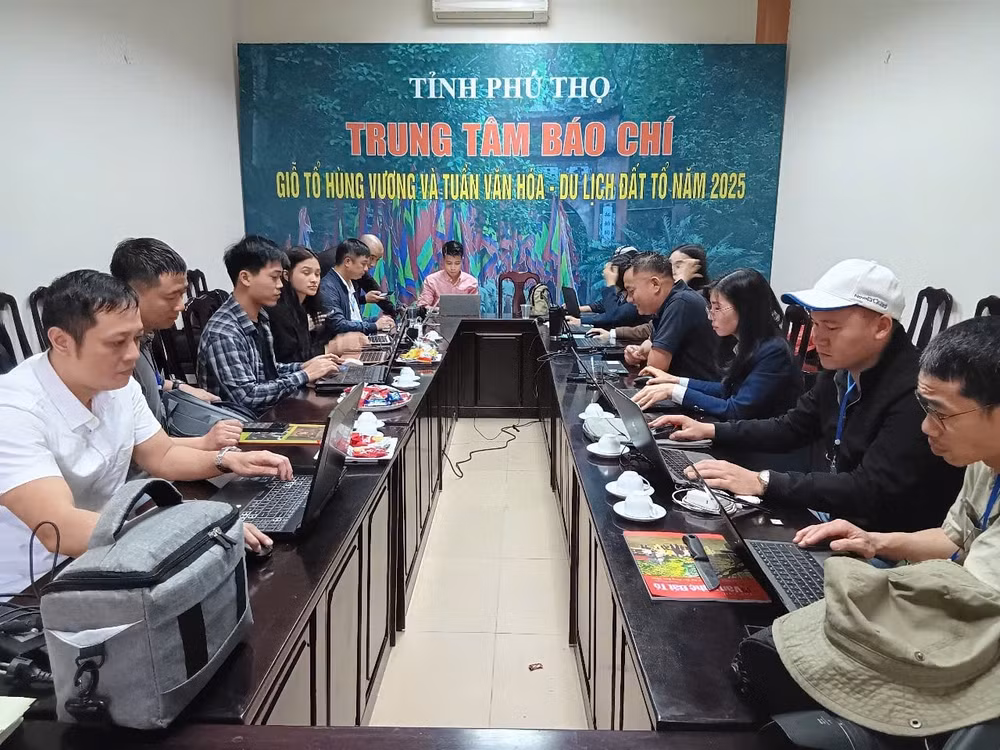 le hoi den hung 2025 co 230 phong vien nha bao hoi tu dua tin hinh 3