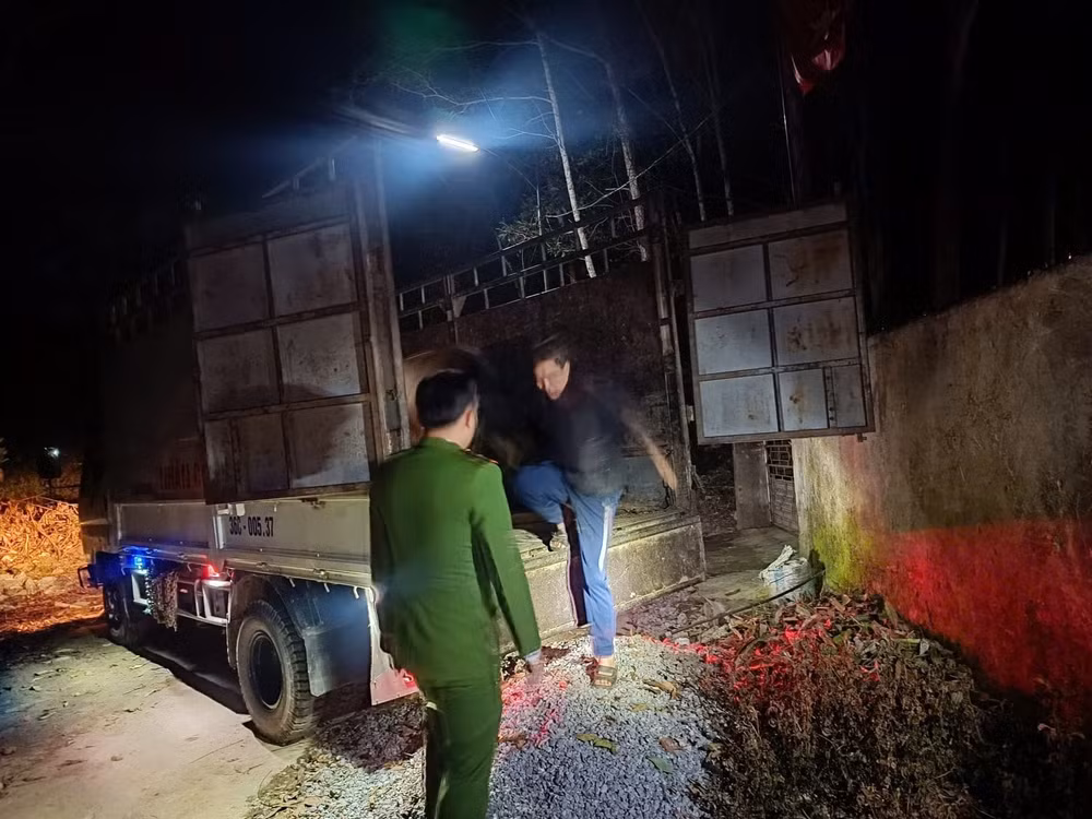 thanh hoa bat doi tuong di o to trom cap 2 con trau hinh 2