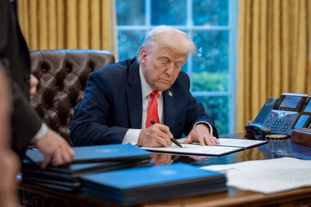the gioi thi truong lo lang khi ong trump chuan bi ap thue ngay giai phong hinh 1