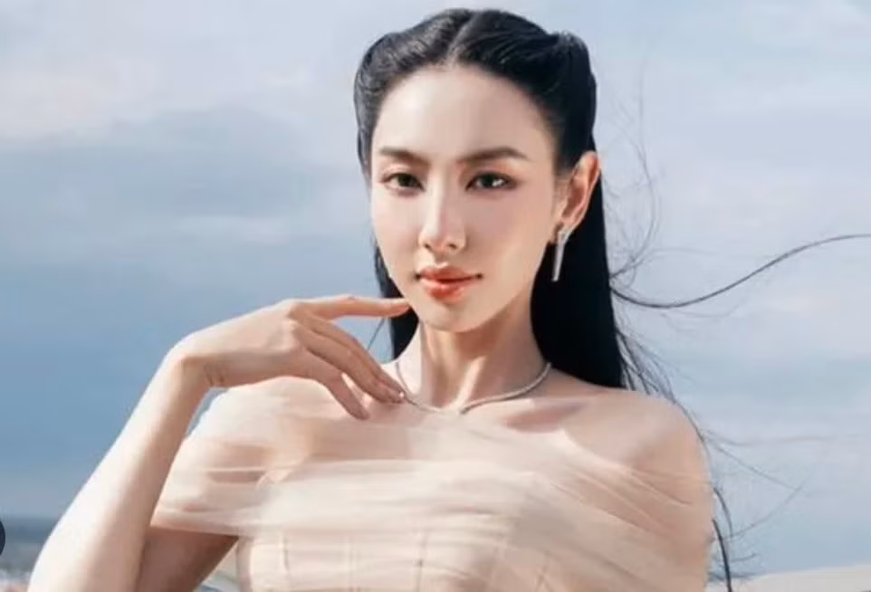 thuong hieu thu 2 go bo hinh anh hoa hau thuy tien hinh 1