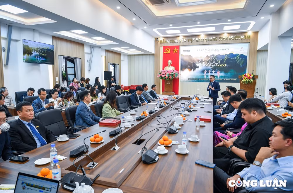 ra mat mv victory bond in vietnam hoa am tuyet dep giua am nhac quoc te va di san viet hinh 2