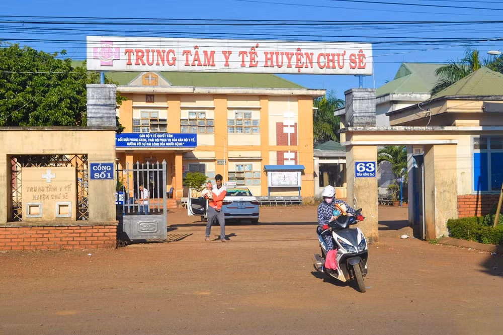 gia lai nguoi nha benh nhan tan cong bac si vi cho rang bac si kham benh ngua mat hinh 1