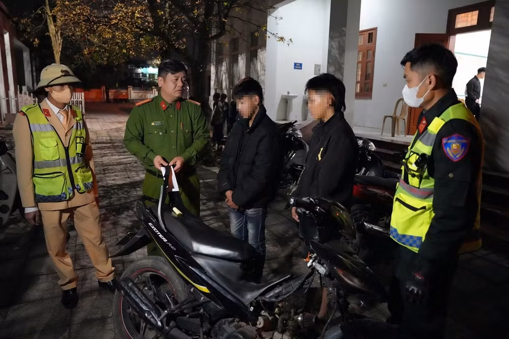 nghe an kip thoi ngan chan nhom thanh nien tu tap dua xe trai phep hinh 2