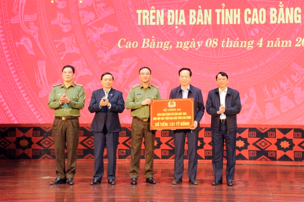 bo cong an trao 131 ty dong ho tro xoa nha tam nha dot nat tinh cao bang hinh 2