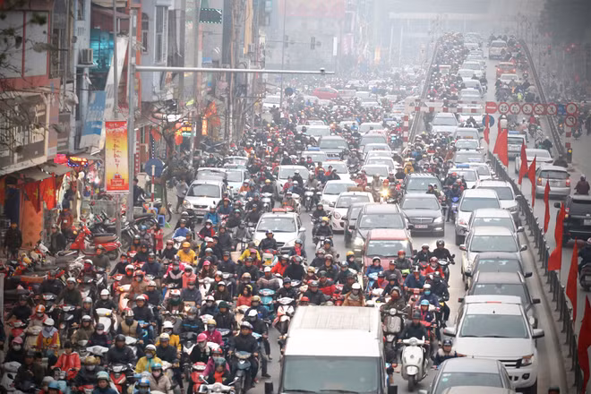 tình trạng ùn tắc kéo dài trên đường vào giờ cao điểm không còn là chuyện lạ với người dân Thủ đô
