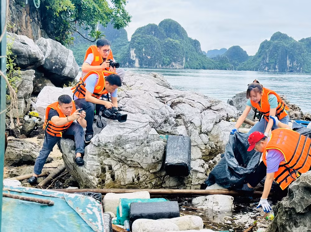 hoi vien nha bao tinh quang ninh tich cuc tham gia thu gom rac thai tai vinh ha long hinh 2