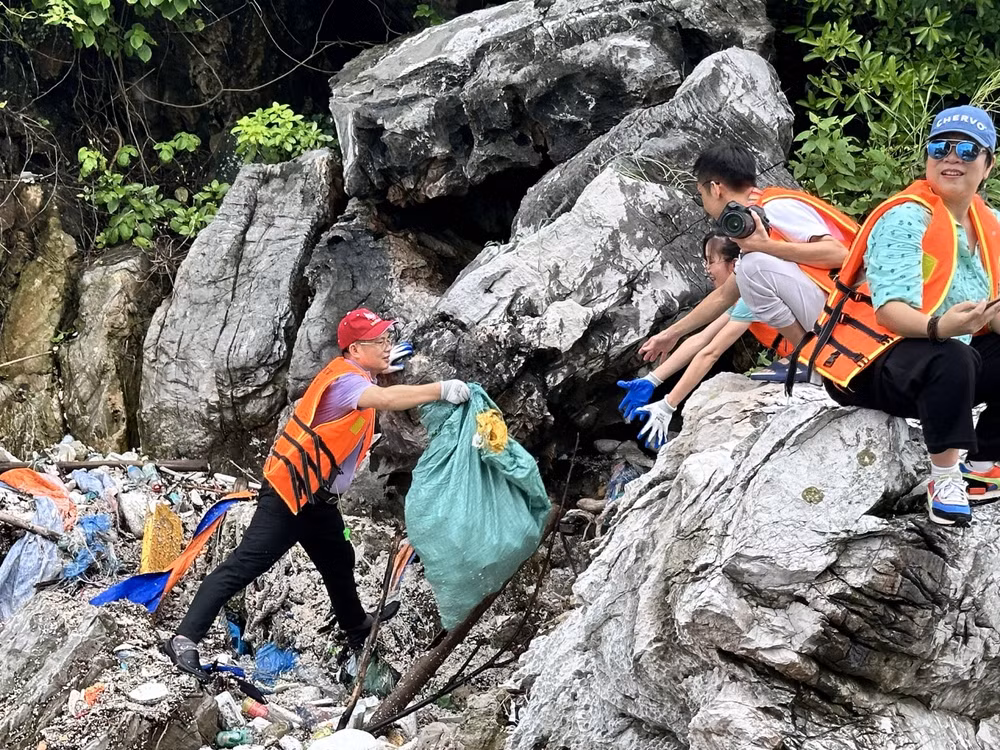 hoi vien nha bao tinh quang ninh tich cuc tham gia thu gom rac thai tai vinh ha long hinh 1