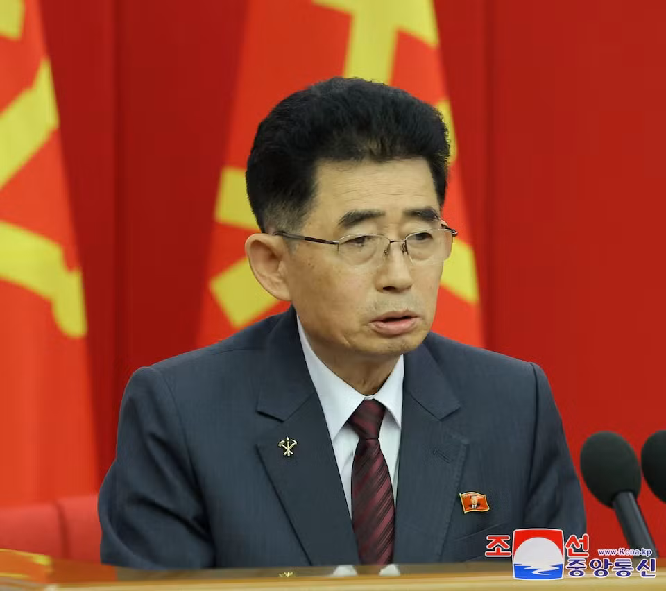 cac quan chuc trieu tien deo huy hieu ong kim jong un hinh 1
