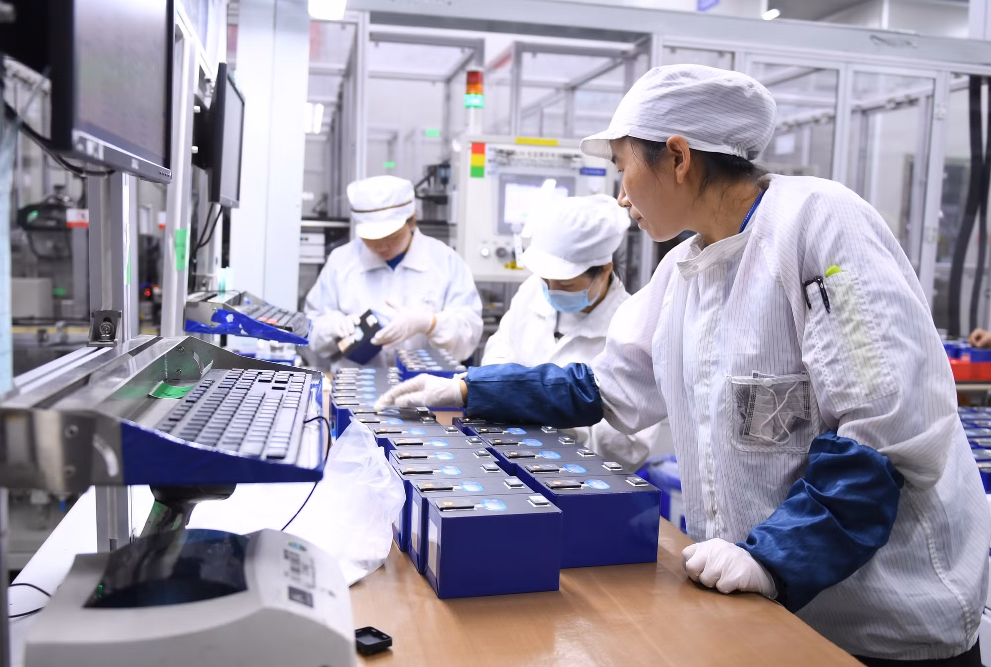 Công nhân làm việc tại nhà máy ở Ninh Đức, tỉnh Phúc Kiến, đông nam Trung Quốc, ngày 1192019 Ảnh THX TTXVN