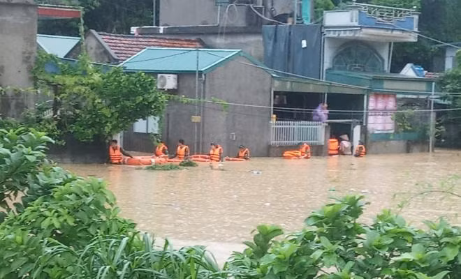 Lực lượng quân sự thành phố Hạ Long tham gia di chuyển người và tài sản của nhân dân bị ngập lụt tại phường Hà Lầm. Ảnh: Văn Đảm.