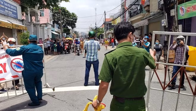 Sau dỡ phong tỏa, các phương tiện cũng lập tức lưu thông trở lại trên tuyến đường này. Ảnh: TL.