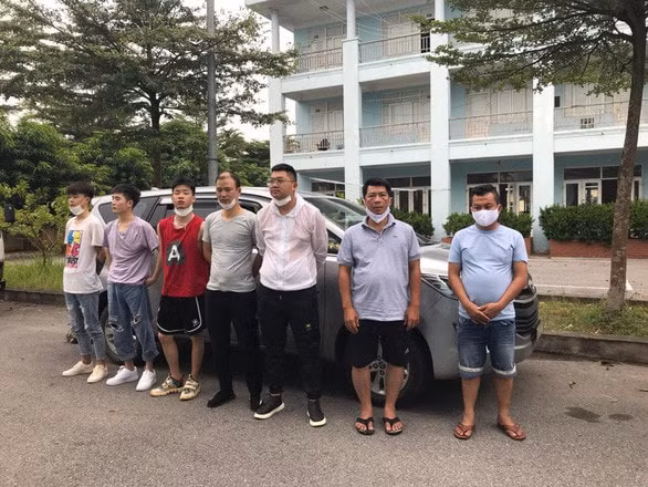 5 người Trung Quốc nhập cảnh trái phép cùng tài xế và phụ xe bị bắt giữ. Ảnh: M.H