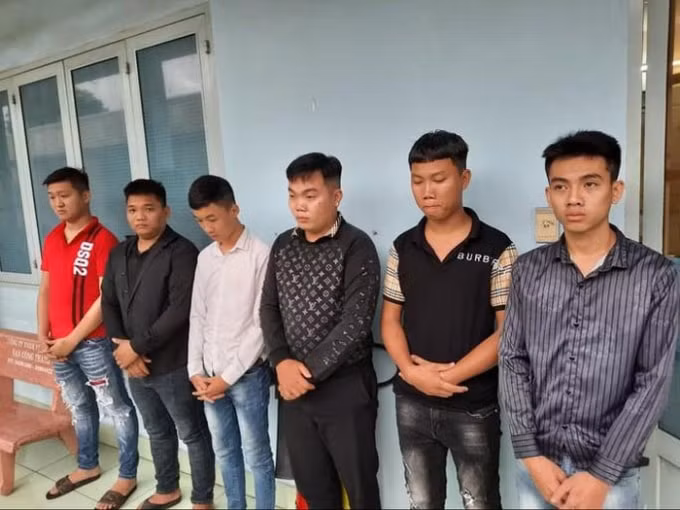 Các nam thanh niên trong băng nhóm huyết chiến bị bắt giữ. Ảnh: TL.