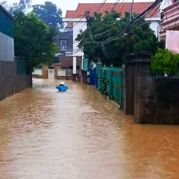 Trên nhiều tuyến đường ở trung tâm TP Hạ Long bị ngập nặng lên đến 1m (ảnh Tuoitre.vn).