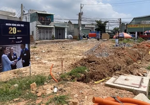 Dù chưa được cấp phép tuy nhiên Công ty Hoàng Tiến vẫn tự ý lu lèn, làm đường giao thông, bó vỉa hè; Đường cống thoát nước (lắp 25 hố ga); Đường cấp điện, đã lắp ống, chưa lắp dây điện…