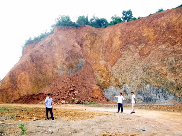 Đoàn công tác UBND huyện Bắc Quang kiểm tra việc tự ý san lấp đất đai của các cá nhân, tập thể tại xã Vĩnh Hảo (ảnh st)
