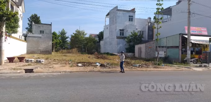 Mảnh đất của bà Nguyễn Thị Kim Cúc bỏ hoang, không làm được gì vì 
