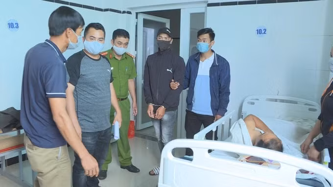 Hai đối tượng chuyên trộm cắp tài sản của bệnh nhân sa lưới. Ảnh: TL
