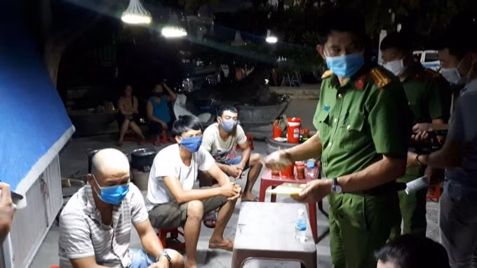 Cơ quan công an đang làm việc với các tài xế xe đầu kéo.