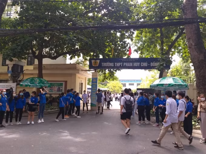 Đội thanh niên tình nguyện hỗ trợ công tác rửa tay, sát khuẩn trước khu vực thi (ảnh Minh Triết).
