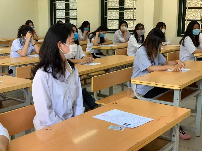 Trong phòng thi, chỗ ngồi được bố trí giãn cách phù hợp với công tác phòng dịch (ảnh Minh Triết).