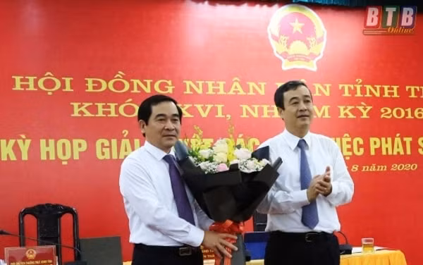 Ông Ngô Đông Hải, Ủy viên dự khuyết Trung ương Đảng, Bí thư Tỉnh ủy Thái Bìnhchúc mừng ông Nguyễn Tiến Thành được bầu giữ chức Chủ tịch HĐND tỉnh Thái Bình