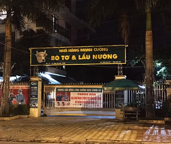 Nhiều cửa hàng ăn uống tại TP Hải Dương thông báo tạm thời đóng cửa để phòng chống dịch. Ảnh: TT