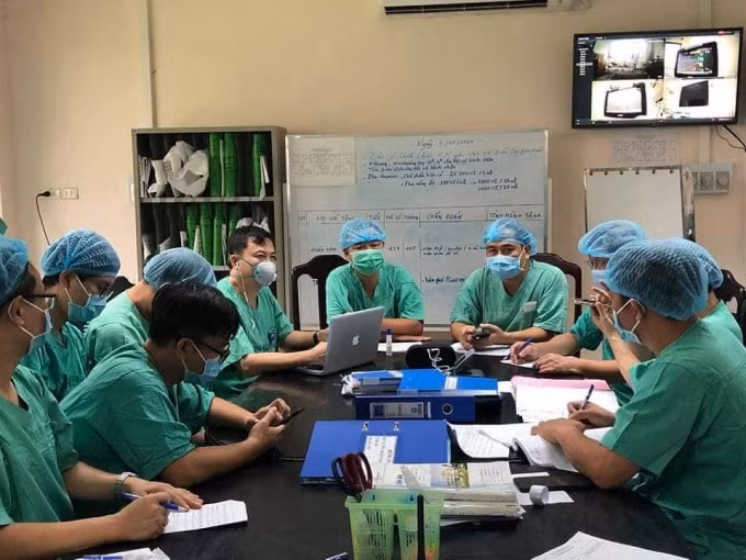 Việc tăng cường các chuyên gia từ trung ương xuống hỗ trợ các tỉnh chữa trị bệnh nhân nhiễm Covid -19 còn là cơ hội để các bệnh viện khu vực học hỏi, được chuyển gia nhiều phương pháp y khoa mới (ảnh TL).