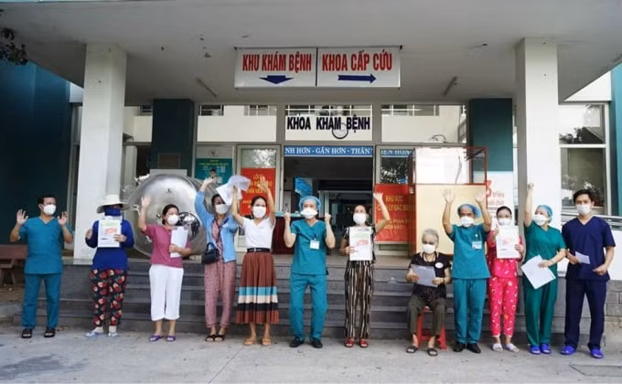 Các bệnh nhân rất vui mừng khi nhận được giấy xuất viện (ảnh TL).