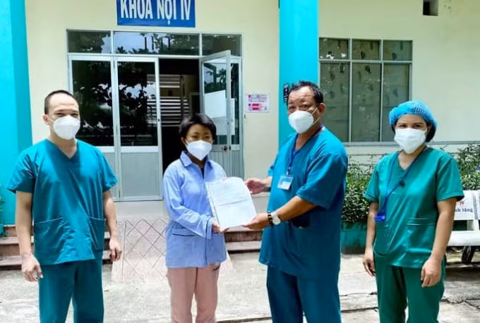 Bệnh nhân 783 được nhận giấy xuất viện (ảnh TL).