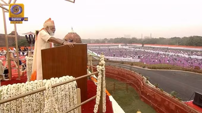Thủ tướng Ấn Độ Narendra Modi phát biểu trước quốc gia trong Ngày Độc lập lần thứ 74 ở New Delhi, trong bối cảnh đại dịch COVID-19 diễn biến phức tạp - Ảnh: Reuters