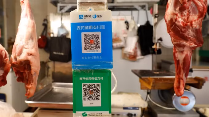 Mã QR cho người mua hàng sử dụng để thanh toán bằng các ứng dụng điện thoại di động Alipay và WeChat Pay có mặt khắp nơi ở Trung Quốc - Ảnh: Reuters